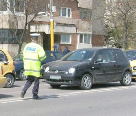 Poliţiştii, în acţiune: au executat acţiuni de prevenire a furturilor din autoturisme şi menţinerea ordinii publice
